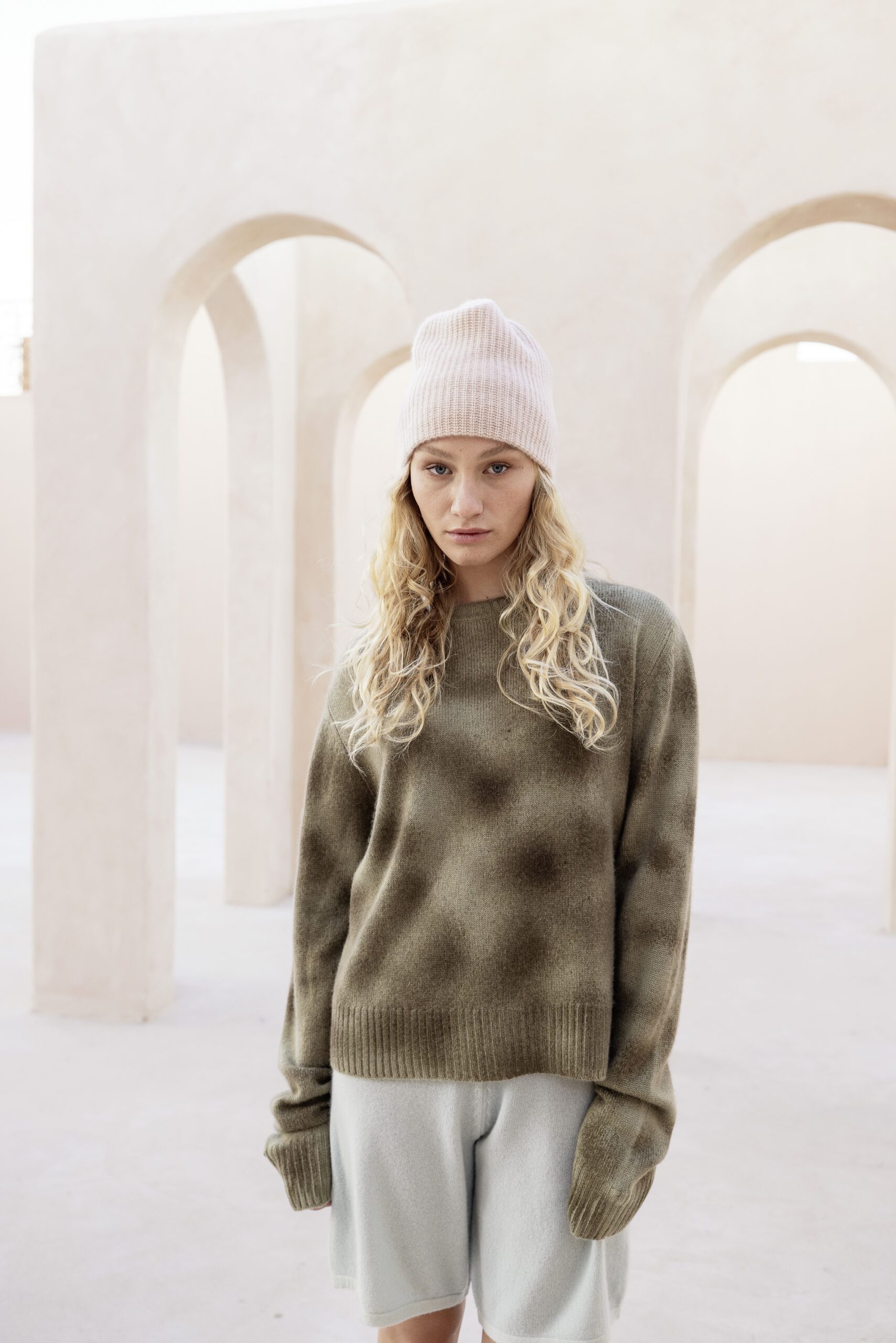 FloSpraySweater_HarryHat-min