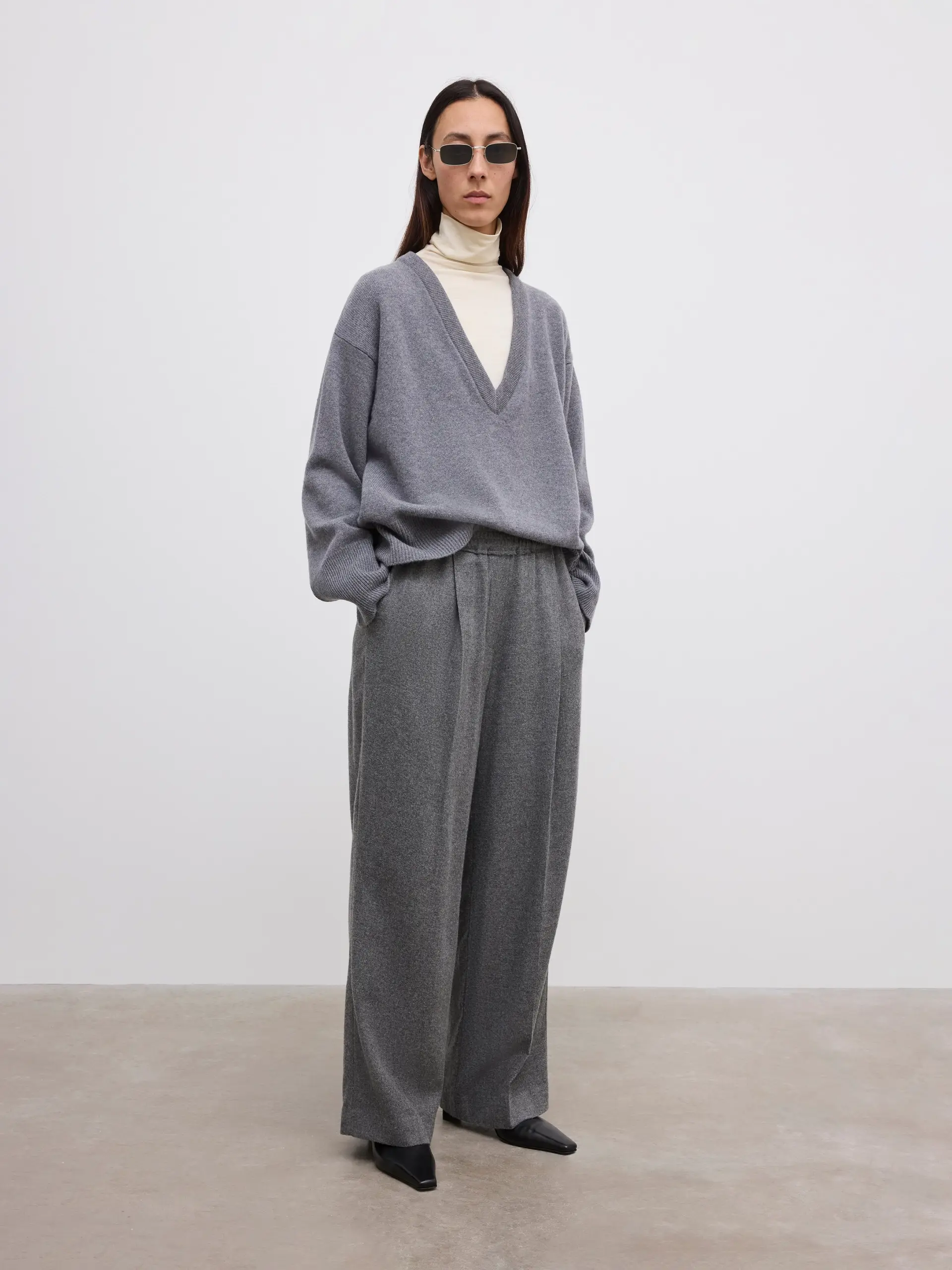 2594_4b0e1d3fc3-dagmar__aw26_264f404_soft-wool-v-neck-knit_840-light-grey-melange_01-original