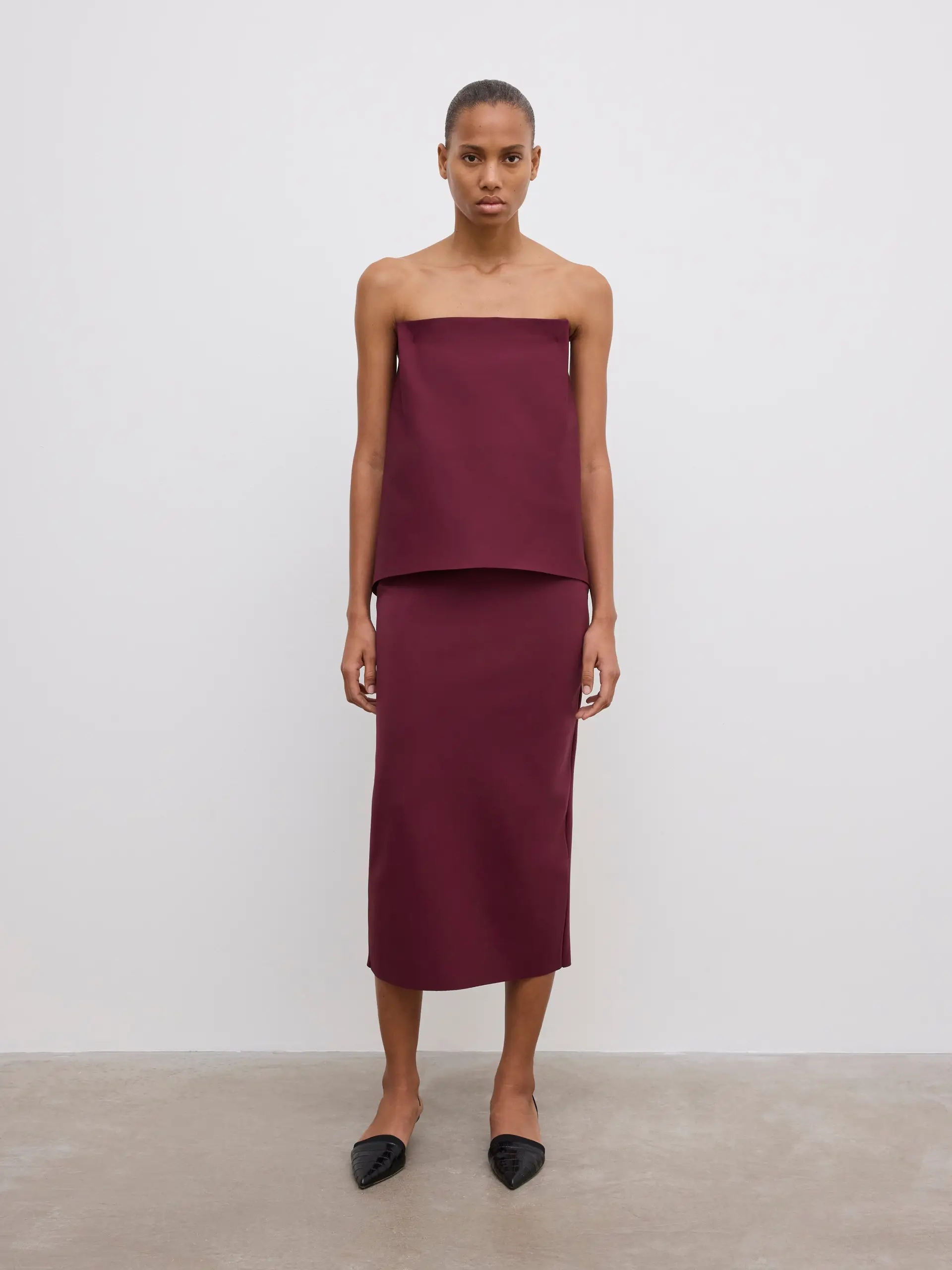2774_6417b6ae95-dagmar__aw26_264f708_square-slim-dress_283-burgundy-red_01-original